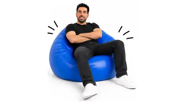 מור ממן מתרווח על פוף כחול